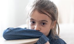 Тревожность у детей: симптомы, причины и способы помощи